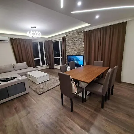 с панорамна гледка Βάρνα